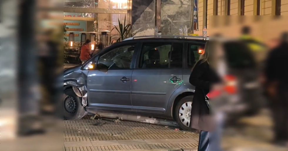 Αυτοκίνητο «εισέβαλε» σε καφετέρια στα Εξάρχεια - Δεν λειτουργούσαν τα φανάρια [βίντεο]